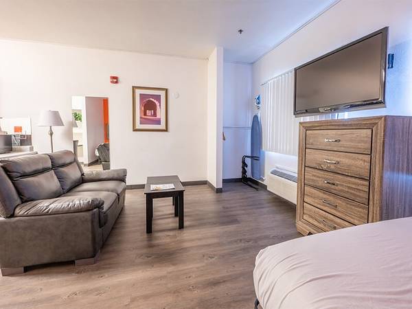 Elevator Access, Close to The Strip, Free Utilities 1