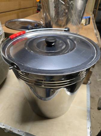 Cubo de acero inoxidable grado alimenticio de 20 L - $15 (Hemet)63471082861827121