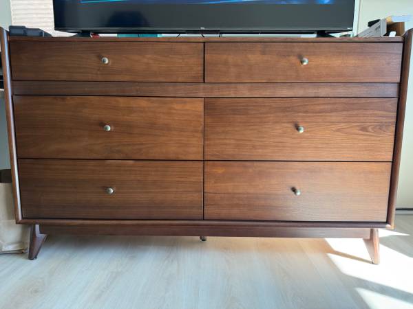 BRAND NEW CONDITION DRESSER 1