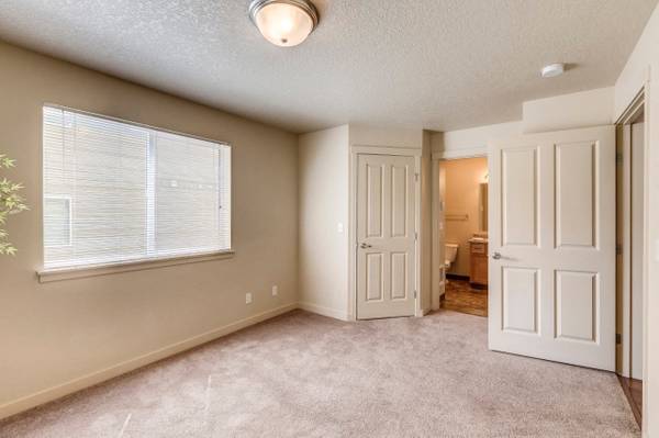$1,749 / 2br - 1132ft2 - Upper Floor Level, Spacious, Cable Ready, Fireplace (7915 NE Burton Rd, Vancouver, WA)63831607230083123
