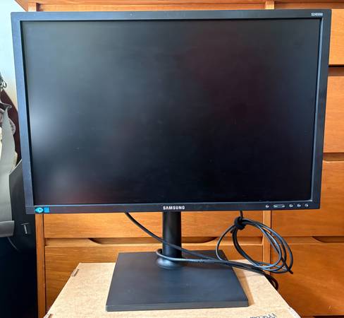 Samsung 24" S24E650 1920x1200 LED Monitor 1