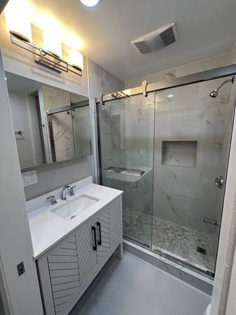 $2,700 / 2br - 1000ft2 - Bright Apartment in Swampscott – Modern Kit., In-Unit Laundry (Swampscott)64294932786690121