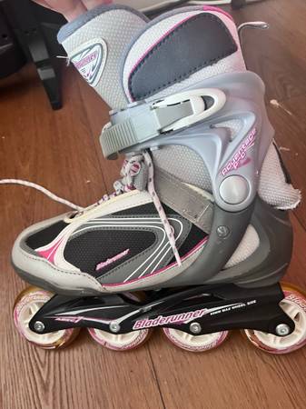 manufactured by Rollerblade. They are a popular choice for beginner and intermed 1