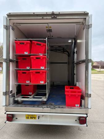 2023 Ford E350 12’ Refrigerated - Photo 7