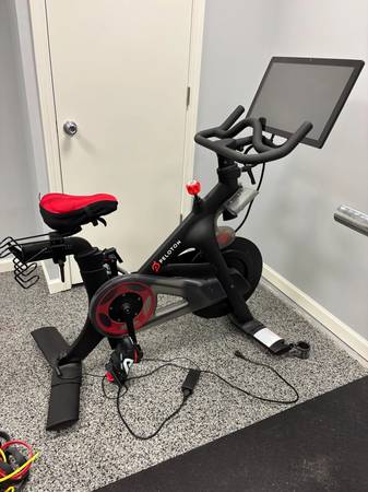 2021 Peloton Bike (2nd Gen) + Extras 1