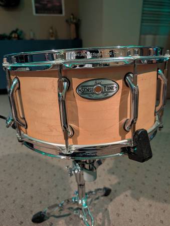 Pearl Sensitone 6.5x14 Maple Snare Drum/ Roadrunner Case 1
