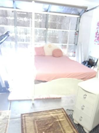 Canopy bed 1