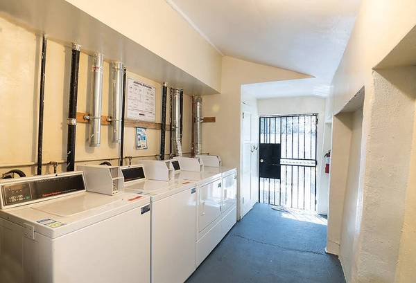 $919 / 1br - Clean and Bright 1BR Apartment Near Grocery Stores (oakland downtown)63888991035395122
