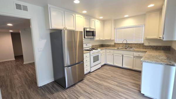 Spacious, 3BD/2.5BA Duplex w/ Large Yard: Close to Schools, Town &Golf 1
