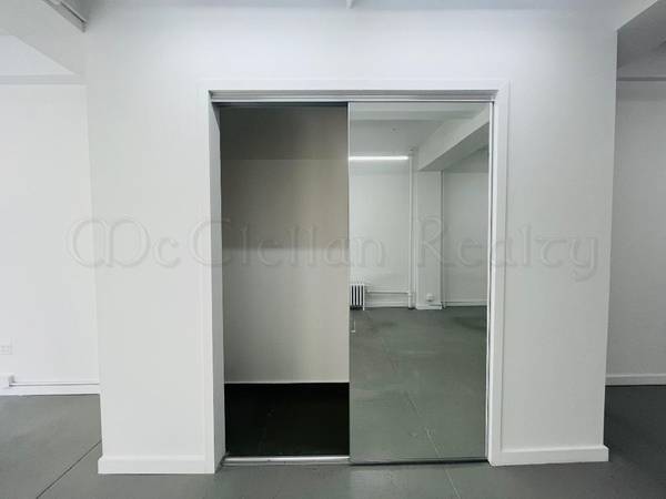 $3,050 / 885ft2 - Street Facing, Bright Suite for Office or Commercial Use (Midtown West)63816575658627123