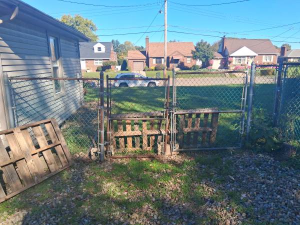Fence/gates 214'  Chain link 1