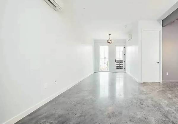 No fee~ 4 bed/2Bath ~ modern finishes! Outdoor space! 1