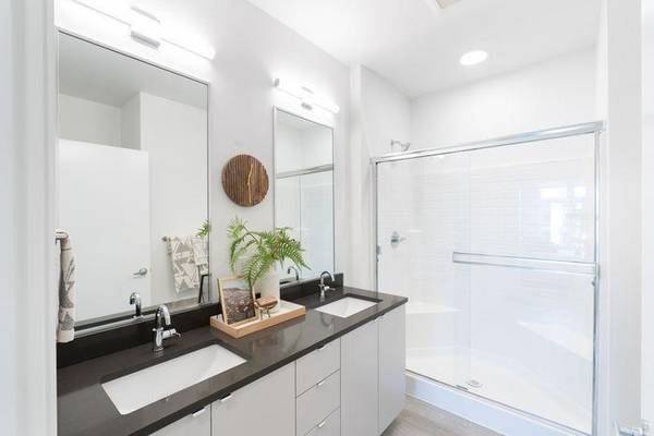 $2,199 / 2br - 888ft2 - Vive Verde, Vive Moderno - Henley Place | 8 Semanas de Alquiler Gratis (Milwaukie)63831327067649123