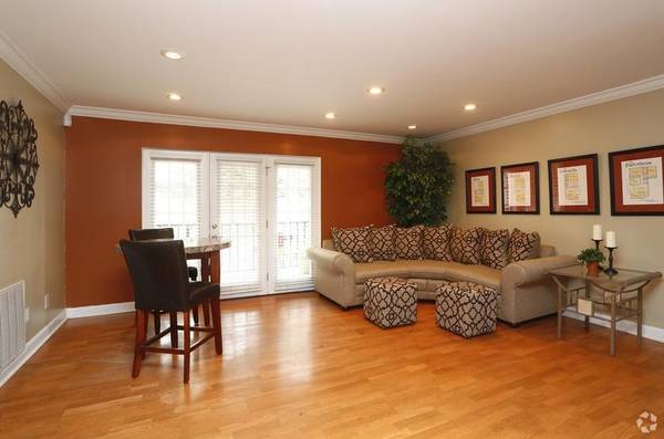 $1,395 / 2br - 1022ft2 - Comfortable 1022 sq ft 2 bed / 1.5 bath with access to transit (Raleigh - North East)63968071569794120
