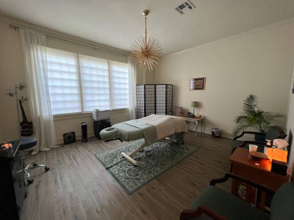 $300 / 300ft2 - Massage/Acupuncture/Healing Arts Studio Available Weekends/Mornings (New Orleans)63903653339778122