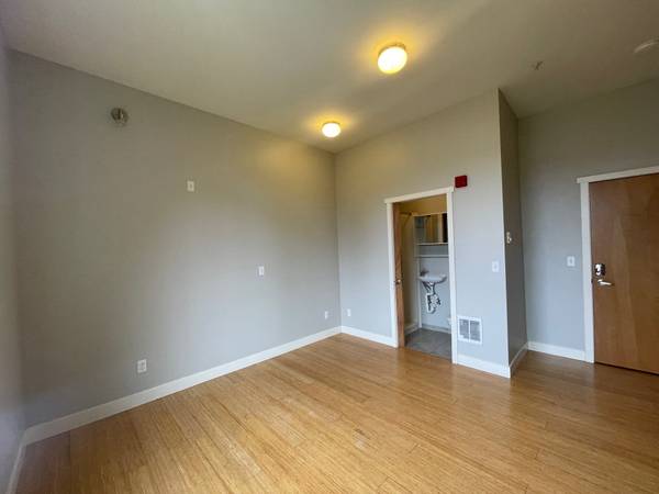 $995 ♥Estudio en Último Piso Impresionante - 6 Semanas Gratis♥ (Cerca del Campus de UW)63862289245955124