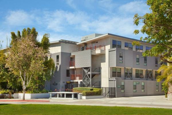 $1,910 / 429ft2 - Bike Racks, Laundry Facilities, Microwave (2001 Olympic Blvd, Santa Monica, CA)64035739615235120