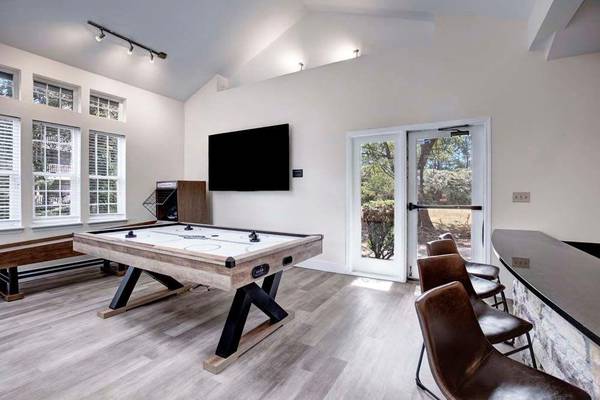 $1,800 / 1hab - 770ft2 - Garajes Separados, Spa/Bañera de Hidromasaje, Chimenea de Leña, Centro de Fitness63688462297729121