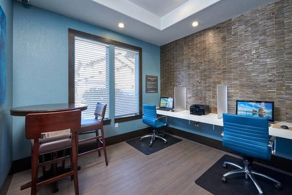 $1,699 / 1br - 806ft2 - Parque para Perros sin Correa, Centro de Negocios, Piscina Todo el Año (4560 S Balsam Way Denver, Co. 80123)63771721439745122