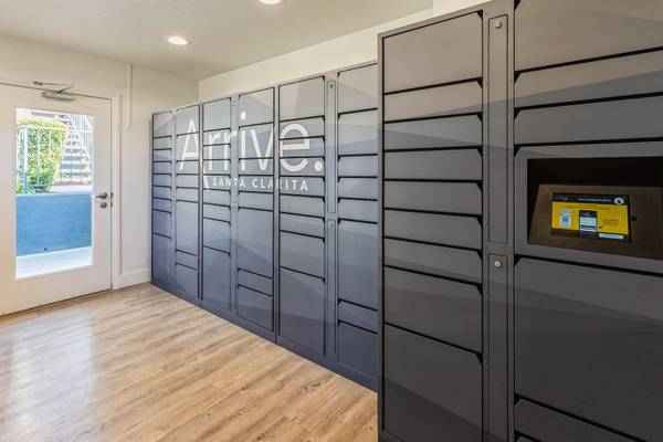$2,435 / 1br - 570ft2 - Spacious 1 BR 1 BA w/ Vaulted Ceilings! Call about our special!! (22640 Garzota Dr, Santa Clarita, CA)63840113718145123