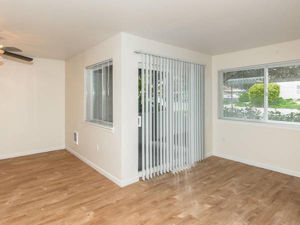 $1,995 / 3br - Upscale Vaulted Ceilings in Upstairs Units - 3 Bedroom Newly Updated (Beaverton / Aloha)63914737368963122