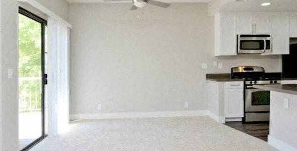 $3,640 / 2br - 1066ft2 - Aproveche su vista: ¡Hogares con claraboya ahora disponibles en Westcreek63800304512003124