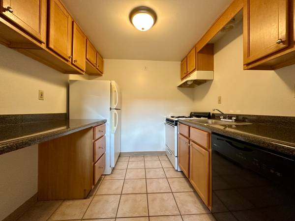 $1,050 / 2br - Spacious 2 Bedroom at the Four Seasons! Central A/C, Dishwasher & More (Plum/Monroeville/Boyce Park/ Plum Borough)64013368896257120