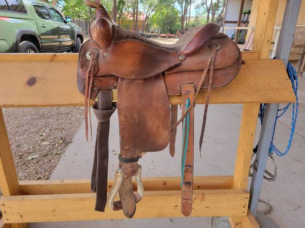 Nice well made Circle Y saddle "Cow Country " Yoakum Texas 1