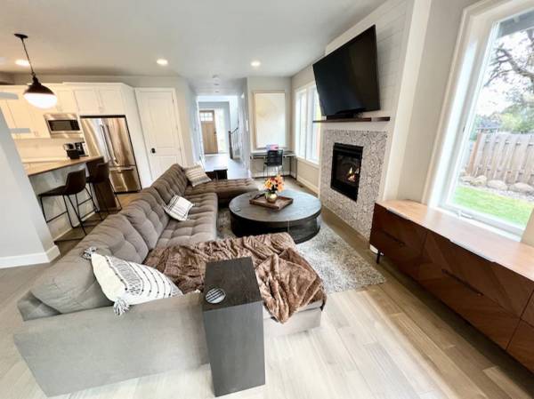$195 / 2br - Nueva casa elegante y tranquila en Lake Oswego con asombroso patio (Lake Oswego, OR)63914740629122123