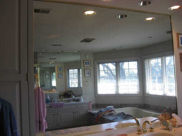 BEAUTIFUL BATHROOM MIRROR WITH GOLD TRIM-EXCELLENT CONDITION 1