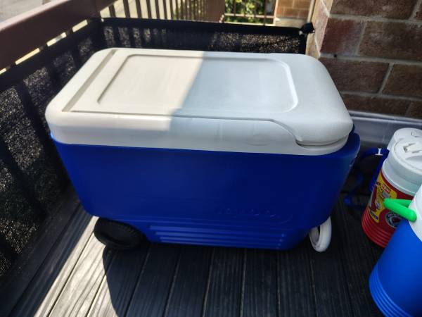 Igloo 38 qt cooler with wheels 1