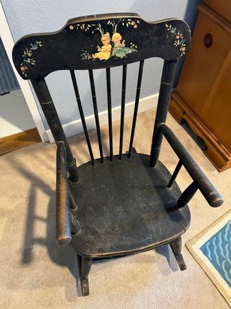 CHILD’S ROCKING CHAIR - PERFECT FOR YOUR TODDLER 1