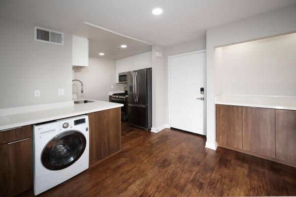 $3,450 / 2br - 906ft2 - Quartz Counter Top, Washer & Dryer, Pet Friendly (Crescent Heights)63829233858305120