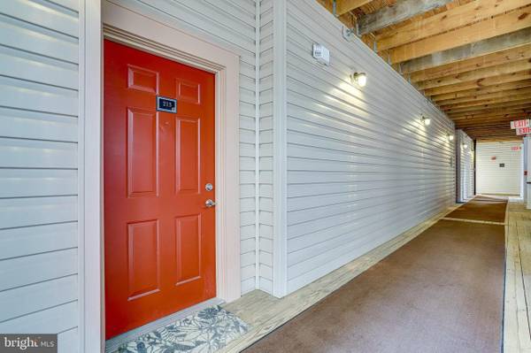 $2,200 / 1br - 701ft2 - 1BR, 1BA Condo in The Grove at Arlington w/ 1 Garage Parking Spot (The Grove at Arlington)63896033268866120