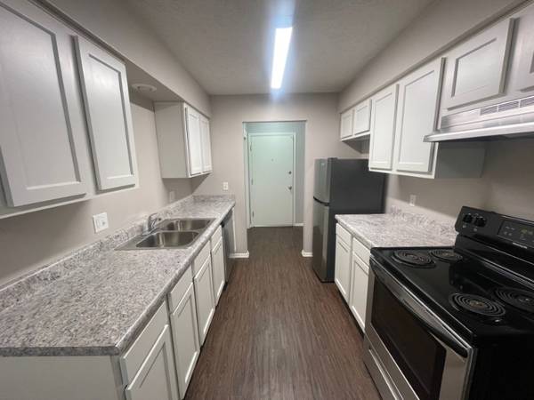 $928 / 1br - 800ft2 - Spacious 1BR – Remodeled, Pet-Friendly – 🎉 Move in Oct, ½ Off Rent! (10905 North Mill Court, Omaha, NE)64020671996545122