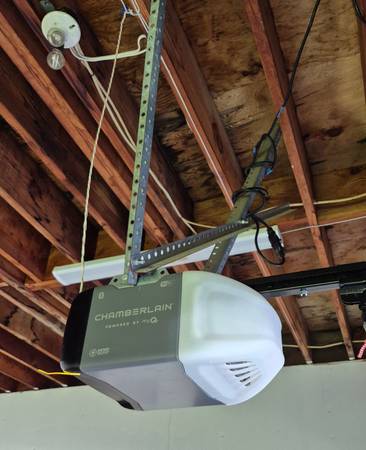 2 yrs old Chamberlain garage door opener w battery backup 1
