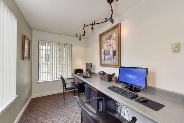 $2,242 / 3br - 1100ft2 - Estacionamiento cubierto asignado, techos altos, lavadora/secadora de tamaño completo (Kent, WA)63688443694339122