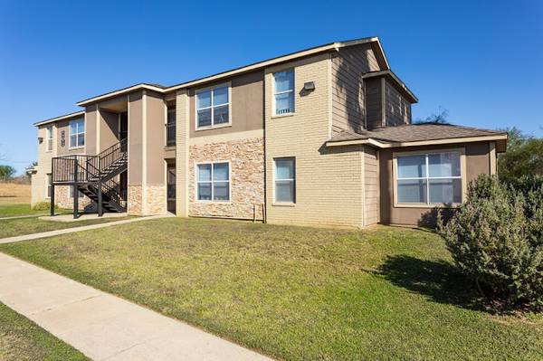 $800 / 2br - 790ft2 - $99 Deposit Special (Laredo)63662018604161123