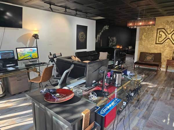 $400 / 125ft2 - Private office and open workstations (Six Corners)63898984310019122