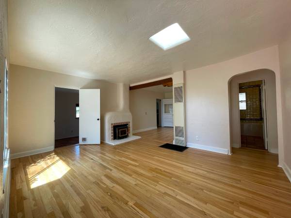 $2,700 / 2br - 1400ft2 - Encantadora casa de 2 habitaciones con patio cerrado y actualizaciones modernas (Santa Fe)63659833196547121