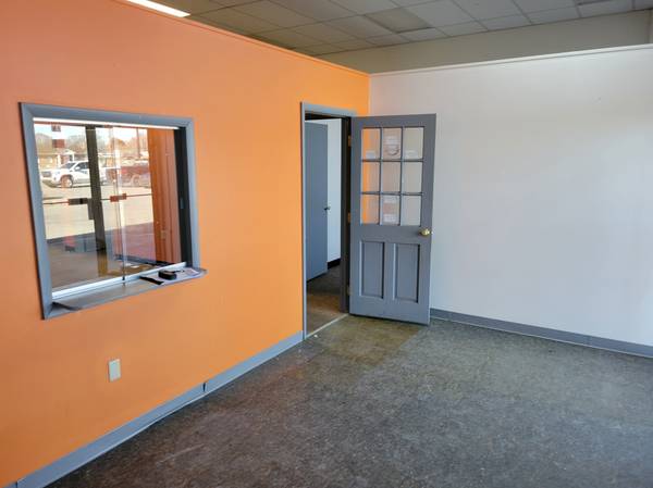 $2,500 / 1600ft2 - Commercial Retail Space / Storefront / Office Space Available 4 Lease (Martinsburg West Virginia)63953077136002121