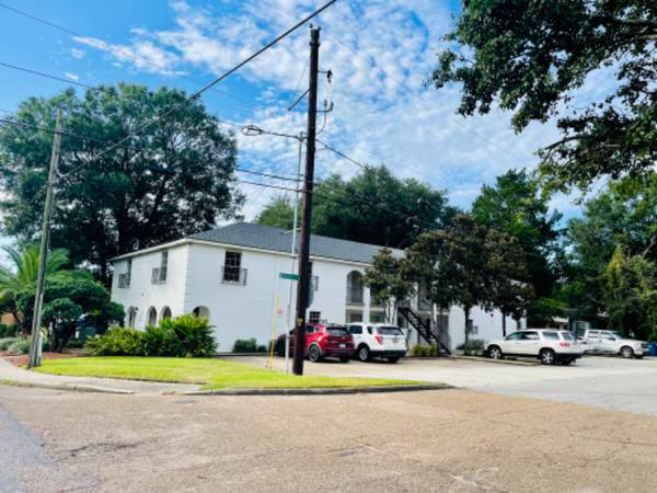 $1150.00 / 2br - 1000ft2 - Skip to school...Huge bedrooms-courtyard-LOCATION!63857516100225120