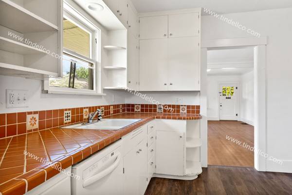 $3,295 / 4br - 2027ft2 - Cabaña soleada en NE Portland con paneles solares, mantenimiento de césped y paraíso de jardín (Portland)63820824896385121