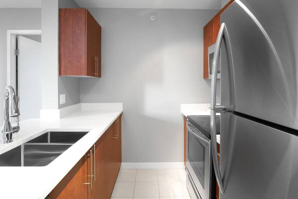 1B/1B, Modern Kitchens with Breakfast Bar, Stainless-Steel Appliances 1