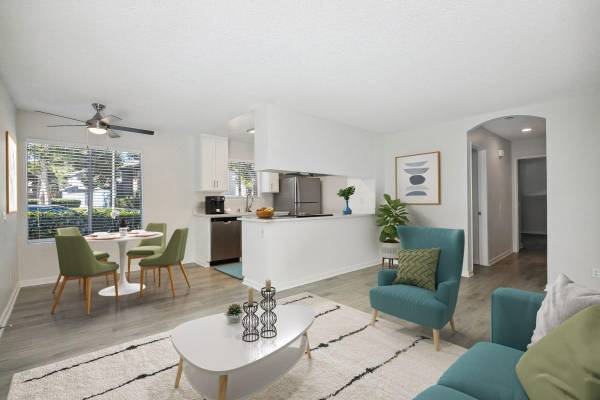 $2,721 / 2br - 890ft2 - Updated Vista Living  Open Concept, Washer/Dryer, & Farmhouse S (Vista)63663854466179120