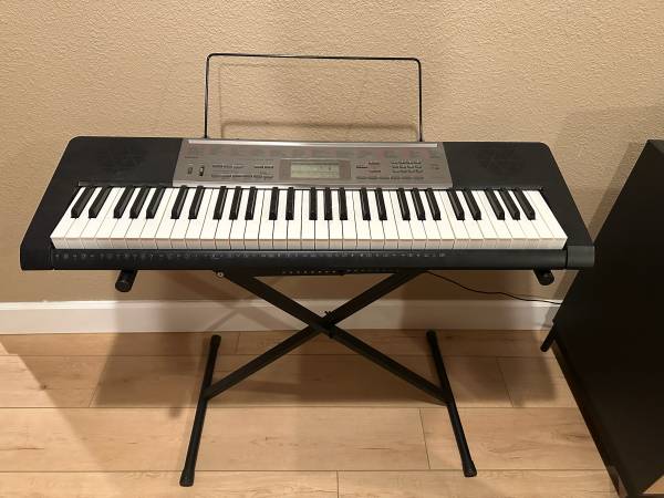Casio LK-165 Electronic Keyboard Piano 1