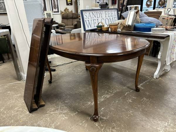 Oval Dining Table with 2 Leaves - Item WQE6HH 1