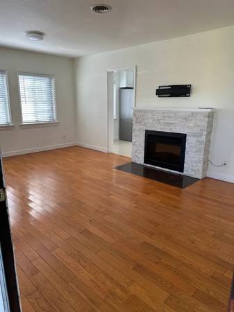 $1,160 / 2br - Newly updated 2-bedroom, 1-bath upstairs unit Close to Hospital & Scho (1024 Martin Luther King Jr Ave #B Long Beach, CA)63998004715522122