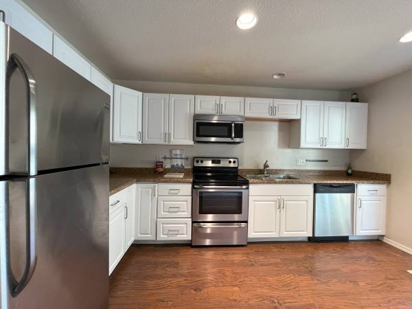 $2,095 / 2br - 1020ft2 - Cozy 2-Bedroom Home with Private Patio & Convenient Layout (Portland)63820940502915121