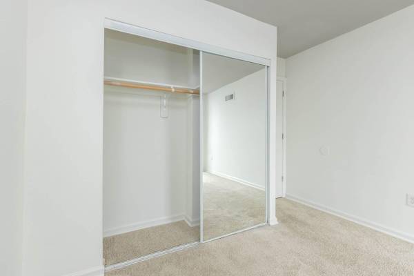 $1,891 / 1br - 725ft2 - Bark Park w. Agility Course, Cable + Internet Ready, 1 bedroom (250 S Whiting St, Alexandria, VA)64040028227715122